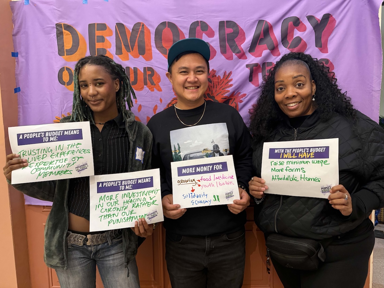 carteles presupuestarios populares en la asamblea